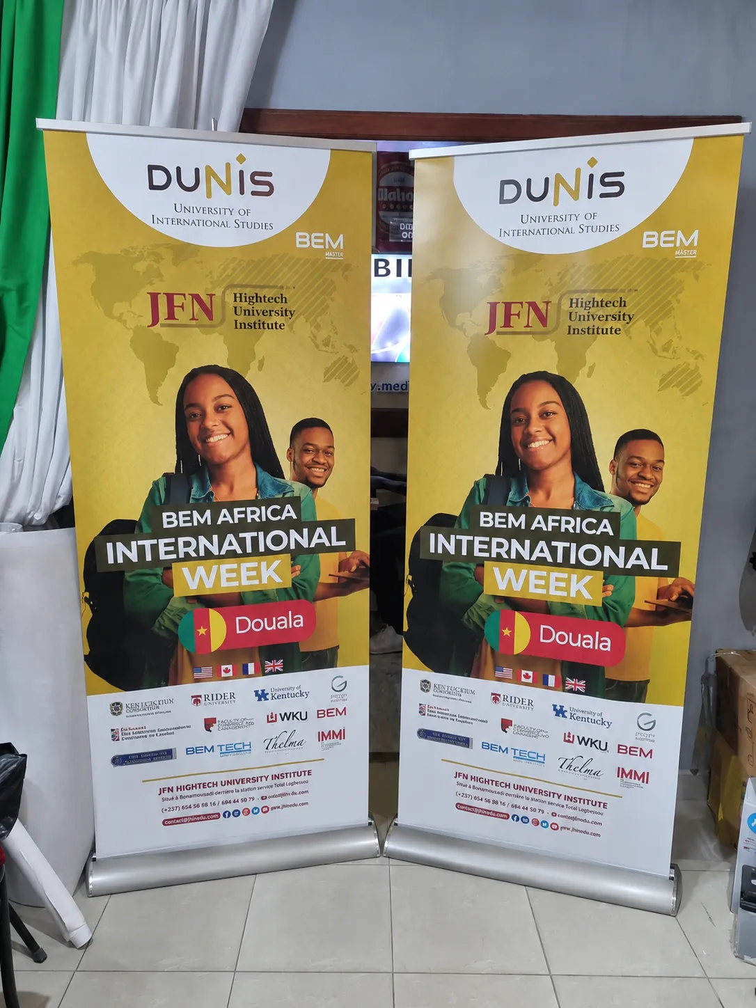 Impression de roll-up et kakemonos 85 x 200 cm — photo 1 sur 1