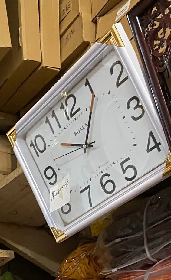 Horloge murale Boala blanche et dorée — photo 1 sur 1
